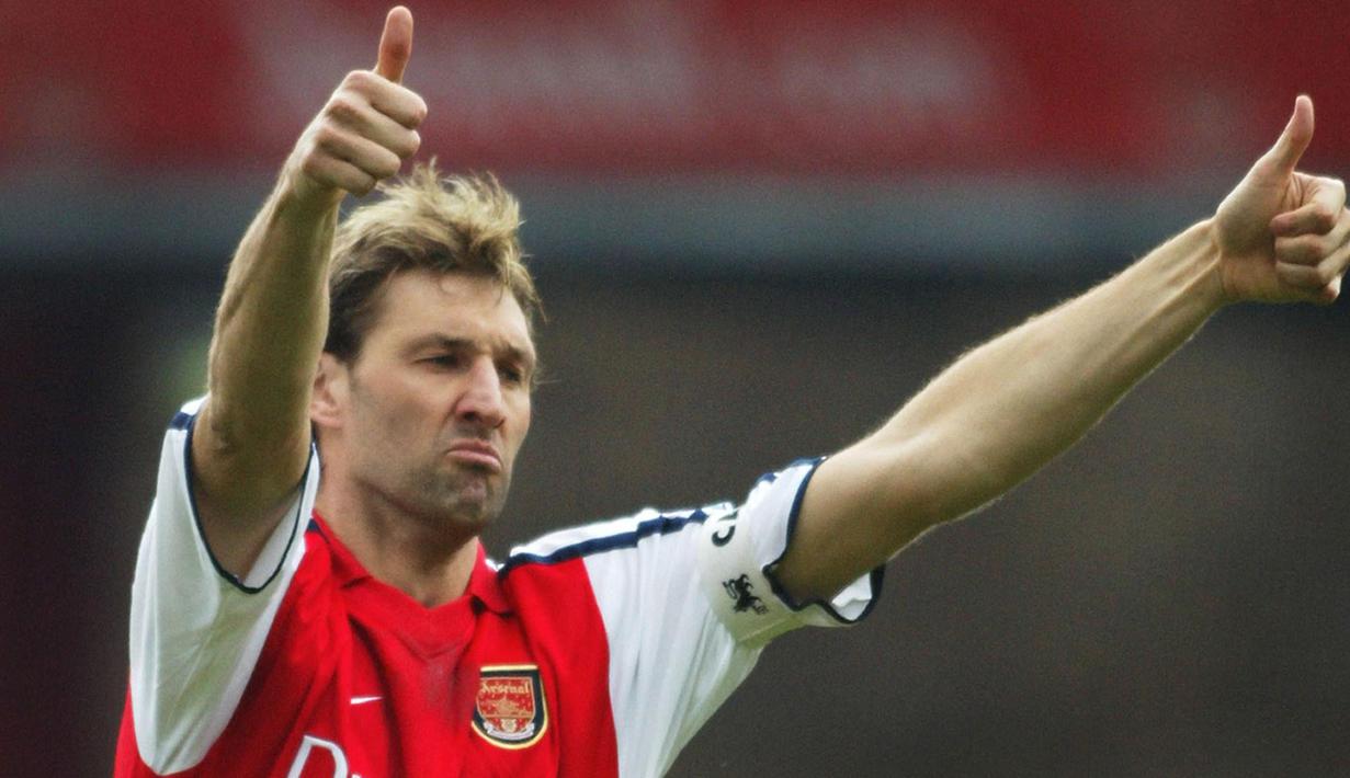 Tony Adams merupakan kapten terlama dalam sejarah Liga Inggris, yaitu 14 tahun. Ia juga disebut sebagai kapten terbaik Arsenal yang pernah ada. Selama masa jabatannya, Adams mampu membawa banyak trofi ke Emirates Stadium, termasuk 4 gelar Liga Inggris. (AFP/Adrian Dennis)