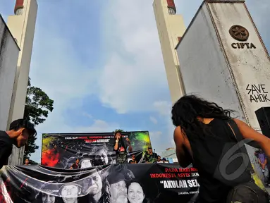 Taman Ismail Marzuki (TIM) menggelar konser "Indonesia Bersih Dari Maling Hak Cipta" bersama musisi-musisi reggae, Jakarta, Senin (9/3/2015). (Liputan6.com/Faisal R Syam)