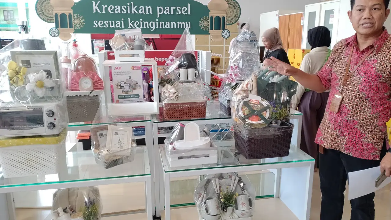 Area Manager PT Ace Hardware Indonesia Untuk Wilayah Jawa Barat 2 Ichsan Triadi, tengah menjelaskan paketan parcel Ramadan di sela-sela pembukaan gerai ACE Citimall Garut, Rabu (20/3/2024). (Liputan6.com/Jayadi Supriadin)