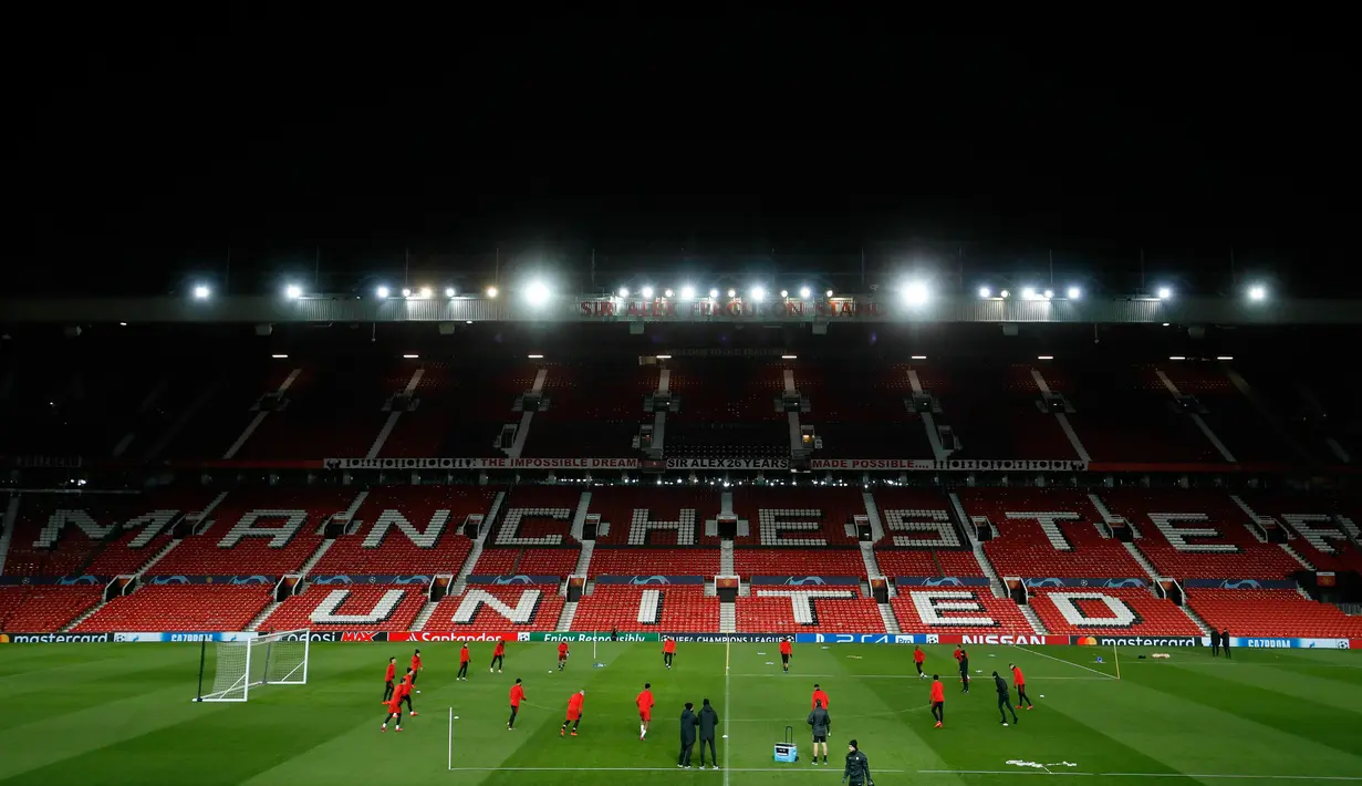 Suasana saat para pemain Paris Saint Germain (PSG) berlatih di Old Trafford, Manchester, Inggris, Senin (11/2). PSG akan menghadapi Manchester United (MU) pada 16 besar Liga Champions. (Martin Rickett/PA via AP)