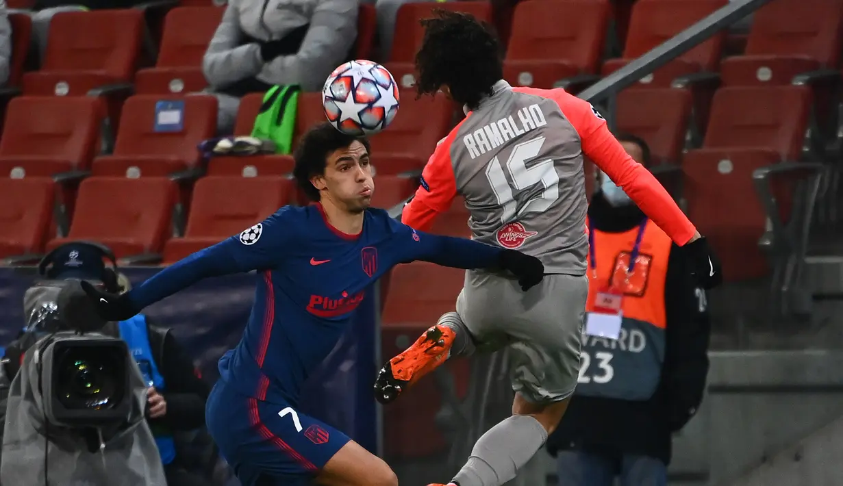 Gelandang Atletico Madrid, Joao Felix, berebut bola dengan bek RB Salzburg, Andre Ramalho, pada laga lanjutan Grup A Liga Champions di Red Bull Arena, Kamis (10/12/2020) dini hari WIB. Atletico Madrid menang 2-0 atas RB Salzburg. (AFP/Joe Klamar)