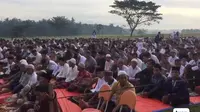 Ribuan Jamaah Muslimin Hizbullah Desa Gumelem Kulon Kecamatan Susukan Banjarnegara saat menggelar sholat Idul Fitri, Minggu (30/3/2025). (Foto: Istimewa)