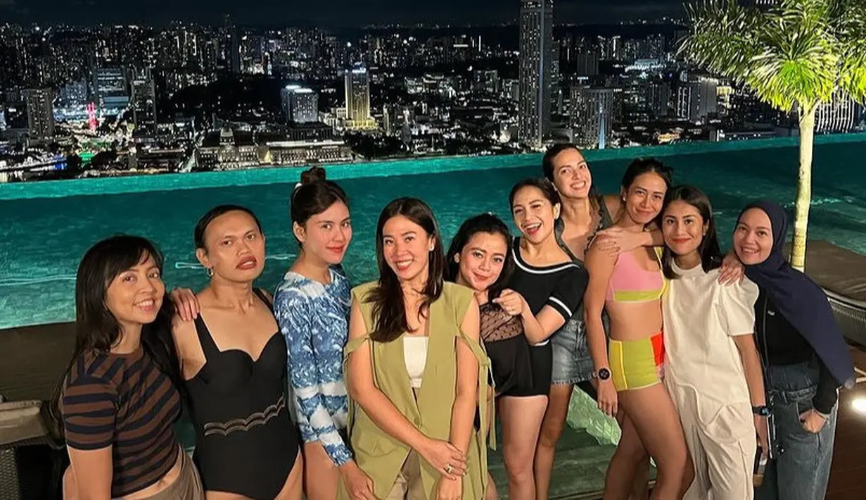 Semantara itu, Nagita Slavina mengenakan baju renang hitam dengan atasan lengan pendek list putihnya. 
[@syahnazs]