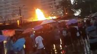 Sejumlah pedagang pasar Kemimiri Muka, Beji, Kota Depok dibuat panik jelang puasa akibat kebakaran terjadi. Diduga api berasal dari salah satu lapak yang ada di sana. (Foto: Istimewa).