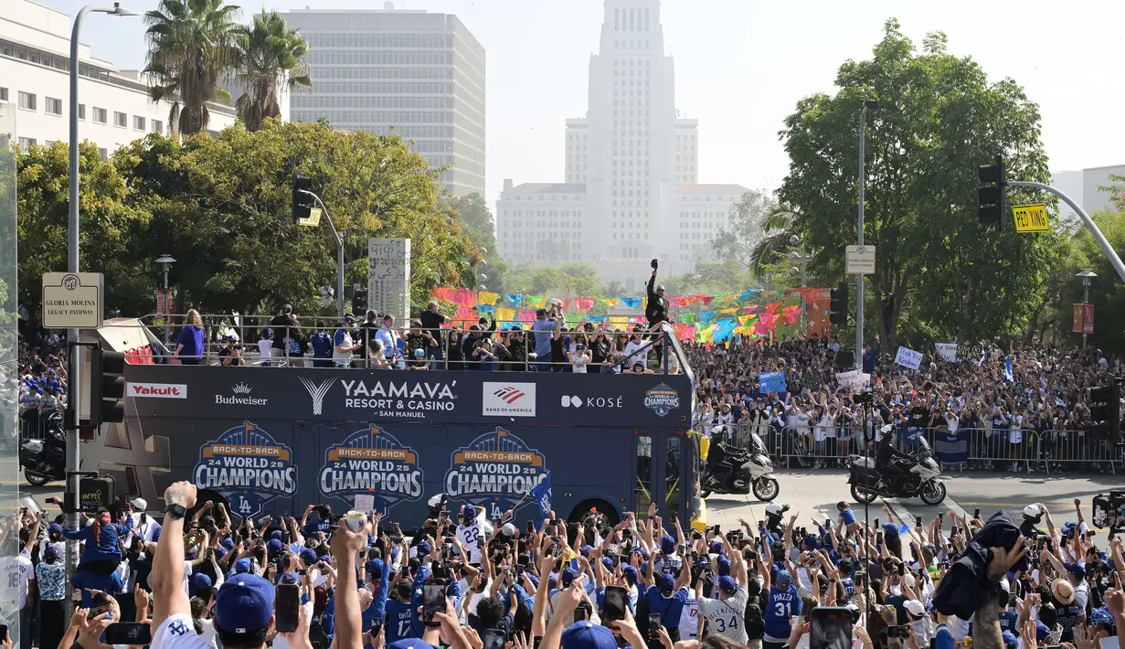 Para pemain, pelatih, ofisial tim Los Angeles Dodgers melakukan pawai di atas bus mengelilingi kota Los Angeles, California setelah berhasil menjuarai 2025 World Series Championship pada Senin (03/11/2025) waktu setempat. (AP Photo/Kyusung Gong)