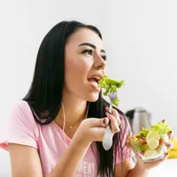 ilustrasi mengonsumsi makanan sehat/copyright freepik.com/freepic.diller