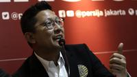 Presiden Persija Jakarta, Mohamad Prapanca, saat jumpa pers jelang peluncuran tim di Kantor Persija, Kuningan, Jakarta, Jumat (21/2). Peluncuran tim Persija akan diisi dengan laga uji coba melawan tim asal Singapura.(Bola.com/Yoppy Renato)