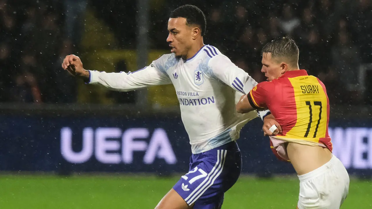 Pemain Aston Villa, Morgan Rogers (kiri), dan pemain Go Ahead Eagles, Mathis Suray