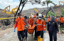 FOTO: Korban Longsor Gunungan Sampah Bantargebang Kembali  Ditemukan Siang Ini