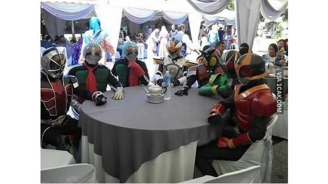 6 Gaya Fashion Tamu Undangan Hadir di Nikahan Ini Bikin Geleng Kepala