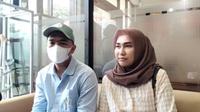 Pasangan Putra Siregar dan Septia Yetri Opani di Pengadilan Agama Jakarta Timur, Selasa (21/2/2023). (Dok. via M. Altaf Jauhar)