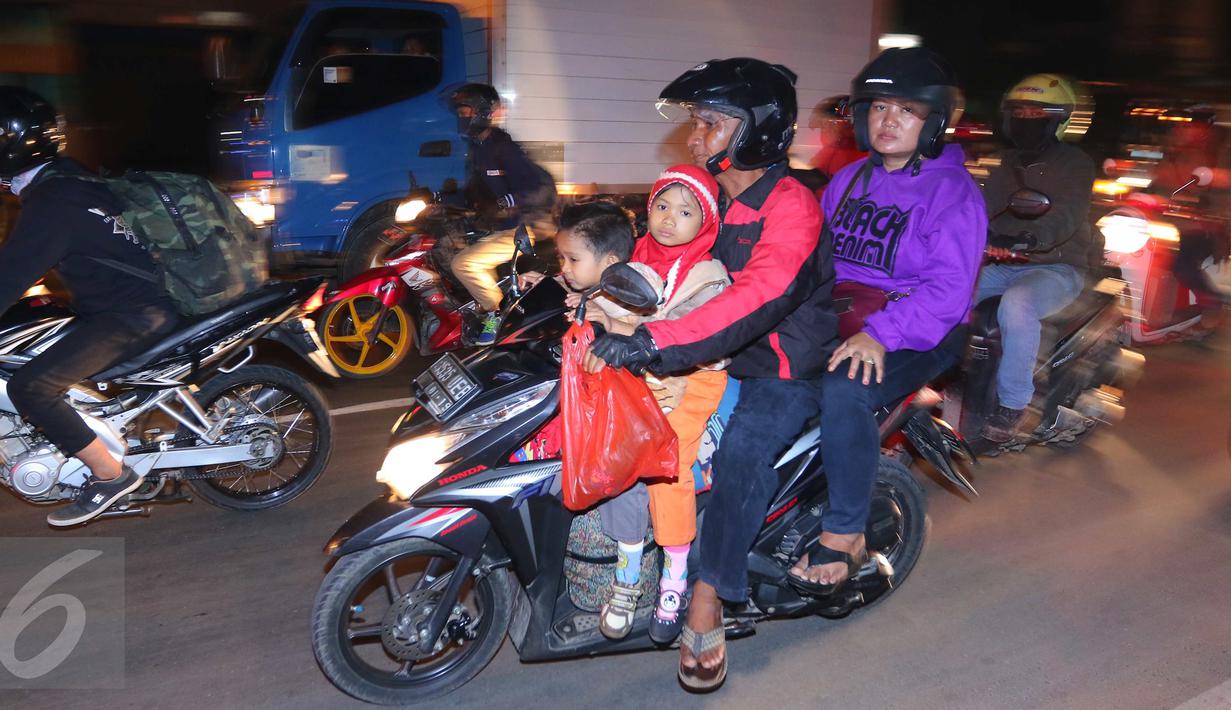 Pemudik bersepeda motor yang membawa anak kecil terlihat melintas jalur Pantura, Jawa Barat, Jumat (1/7). Masih banyak pemudik dengan sepeda motor yang nekat membawa anak kecil dan melebihi kapasitas muatan. (Liputan6.com/Angga Yuniar)