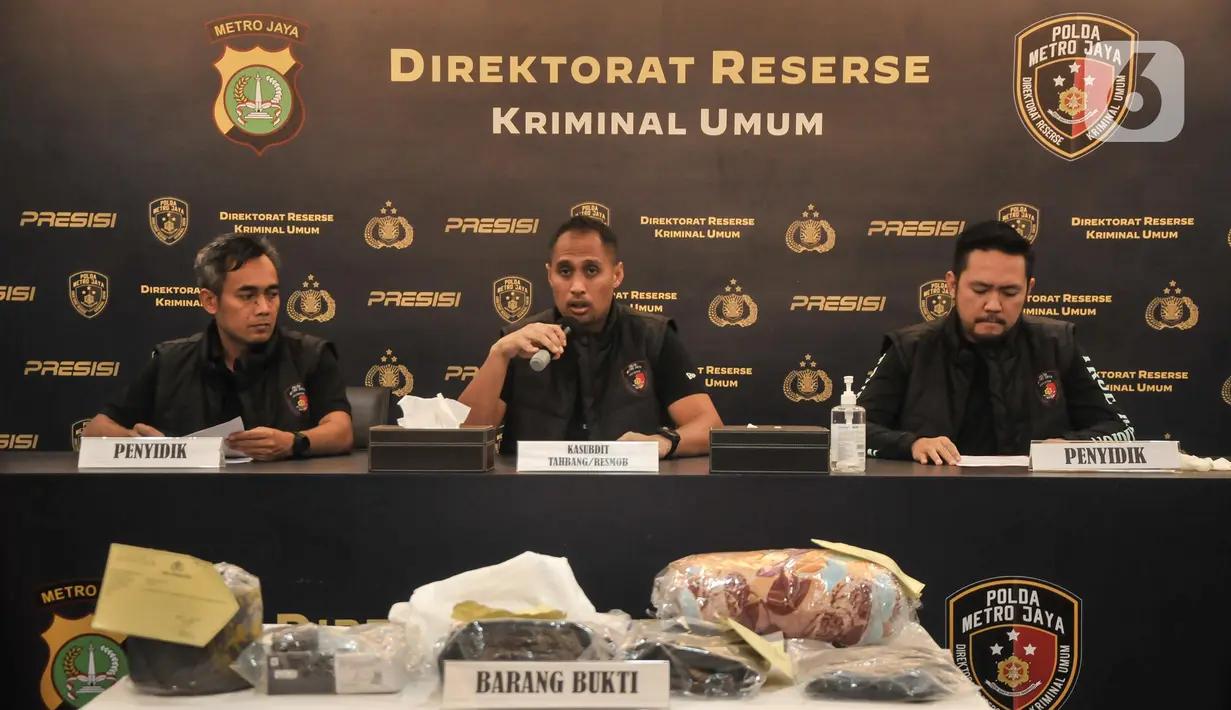 Kasubdit Resmob AKBP Titus Yudho Uly (tengah) didampingi penyidik memberi keterangan saat konferensi pers pembunuhan dan pencurian dengan kekerasan di Polda Metro Jaya, Jakarta, Selasa (30/5/2023). (merdeka.com/Iqbal S. Nugroho)