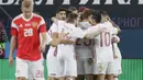 Para pemain Spanyol merayakan gol saat melawan Rusia pada laga persahabatan di St.Petersburg, Russia, (14/11/2017). Spanyol bermain imbang 3-3 lawan Rusia. (AP/Dmitri Lovetsky)