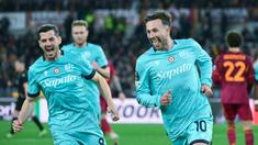 Pemain Bologna, Federico Bernardeschi, melakukan selebrasi setelah mencetak gol ke gawang AS Roma pada babak 16 besar Liga Europa di Stadion Olimpico, Roma, Jumat (20/3/2026). (AFP/Alberto Pizzoli)