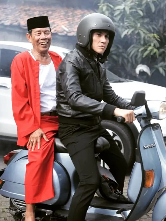 Tampil Keren, Ini 7 Gaya Vino G Bastian Riding dengan Vespa Klasik