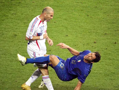 Gelandang Prancis, Zinedine Zidane, menanduk bek Italia, Marco Materazzi, saat final Piala Dunia 2006 Stadion Olympic, Berlin, Jerman (9/7/2006). Tandukan tersebut menjadi salah satu momen ikonik pada ajang Piala Dunia 2006. (AFP/John Macdougall)