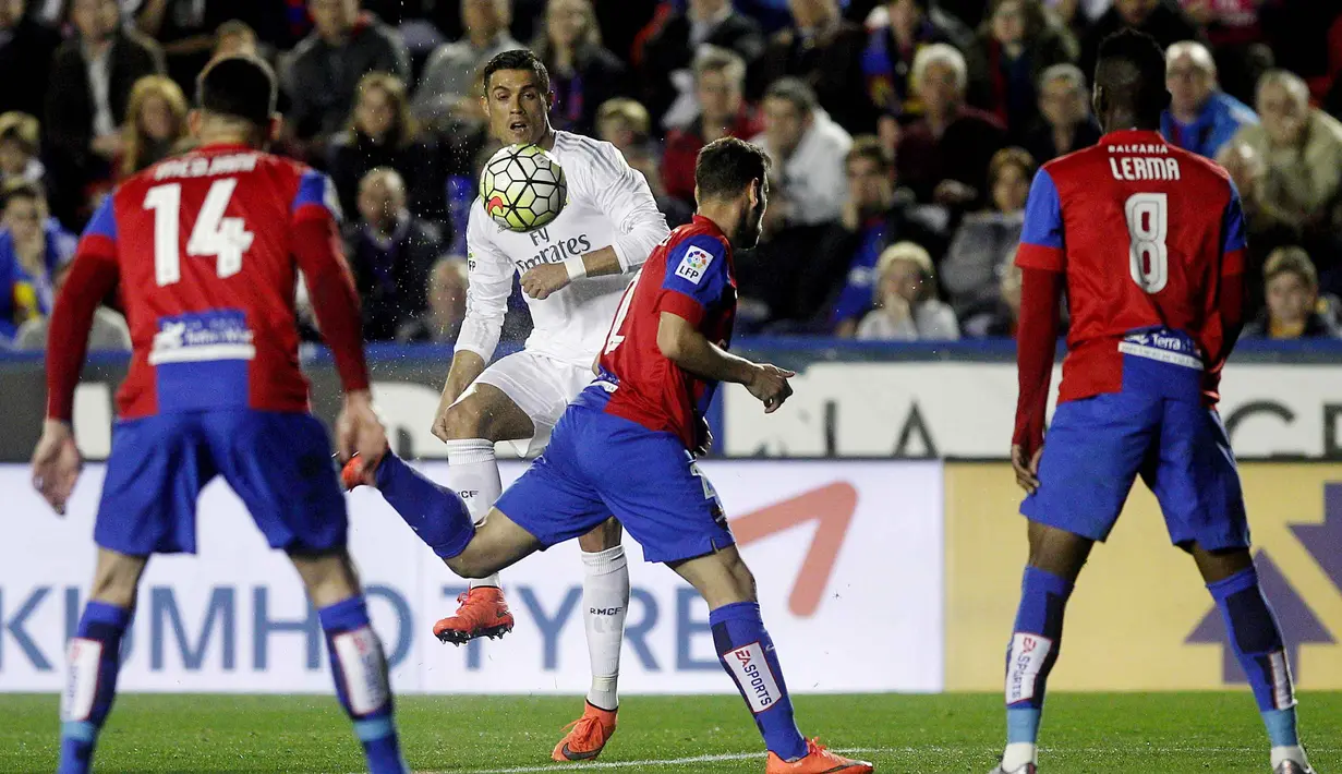 Cristiano Ronaldo (tengah) mencoba melewati hadangan para pemain Levante  pada laga lanjutan La Liga Spanyol, di Stadion Ciutat de Valencia, Kamis (3/3/2016) dini hari WIB. (AFP/Jose Jordan)