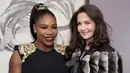 Mantan petenis nomor satu dunia, Serena Williams berfoto bersama pemeran Wonder Woman era 70an, Lynda Carter di belakang panggung acara Glamour Women of The Year Awards 2017 di New York, Senin (13/11). (DIMITRIOS KAMBOURIS / GETTY IMAGES / AFP)