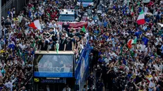 Para pemain Italia berada di atas bus saat perayaan juara Euro 2020 di Roma, Senin (12/7/2021). Italia mengalahkan Inggris 3-2 dalam adu penalti setelah bermain imbang 1-1 pada final Euro 2020 di stadion Wembley di London. (Roberto Monaldo/ Lapresse via AP)