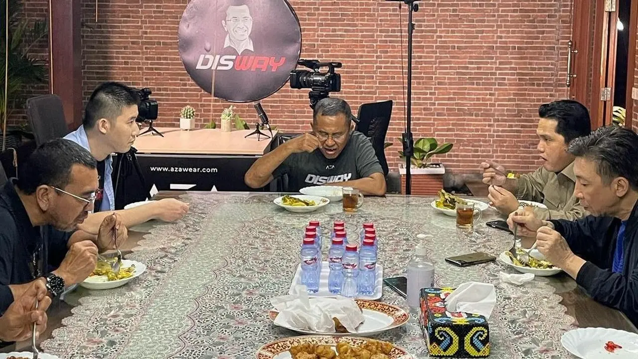 Mantan Menteri BUMN Dahlan Iskan memamerkan momen kebersamaan makan malam bersama Menteri BUMN Erick Thohir. (Tangkapan layar instagram  @dahlaniskan19)