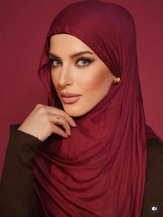 Kerudung tersebut dipadukan baju maroon. Memiliki wajah look arabian, Tasya pun tampil menawan mengenakan kerudung.  [@tasyafarasya]