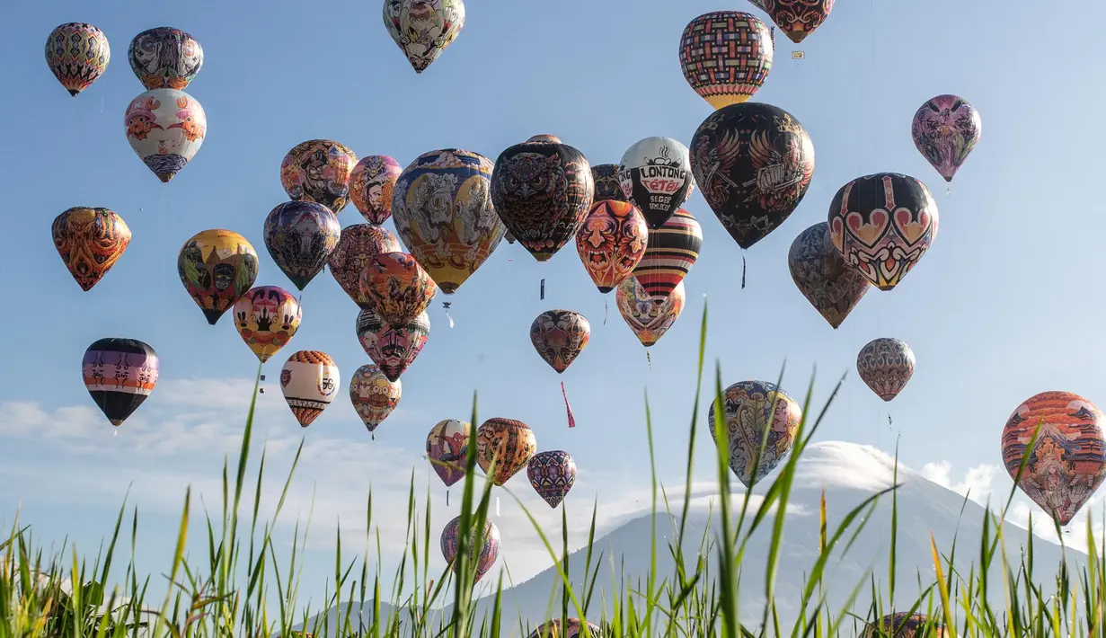 Balon udara yang diterbangkan juga dihiasi dengan berbagai motif, sehingga menambah kemeriahan saat diterbangkan. (DEVI RAHMAN/AFP)