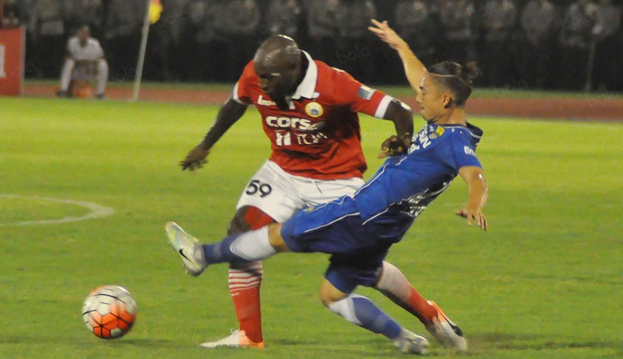 Striker Persija Jakarta, Pacho Kenmogne, dihadang gelandang Persib Bandung, Kim Kurniawan, pada laga Torabika Soccer Championship 2016 di Stadion Manahan, Jawa Tengah, Sabtu (5/11/2016). Kedua tim bermain imbang 0-0. (Bola.com/Romi Syahputra)