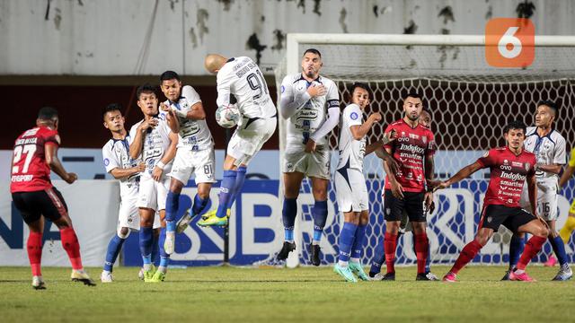 Foto: Laga Keras, Bali United Bermain Imbang Tanpa Gol dengan PSIS Semarang di Pertandingan Lanjutan BRI Liga 1