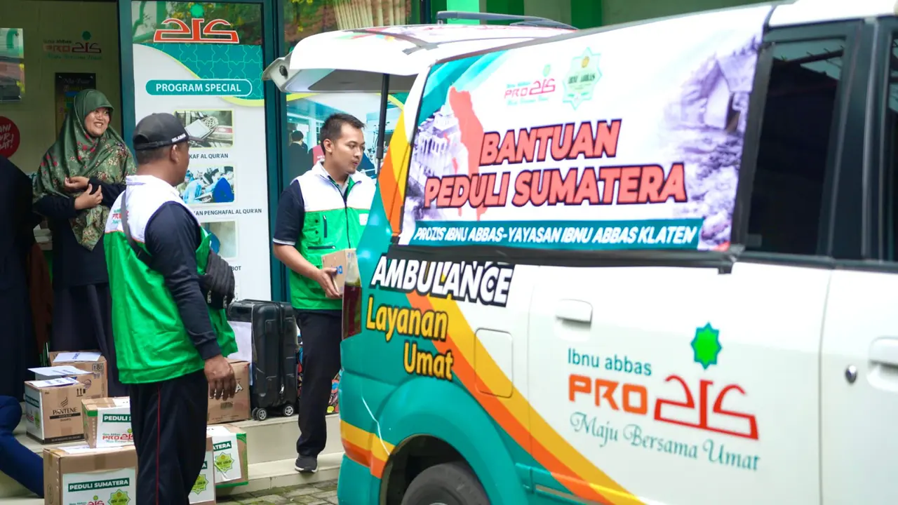 Lembaga Amil Zakat (LAZ) Prozis Ibnu Abbas Klaten memberangkatkan tiga relawan beserta satu unit ambulans menuju wilayah terdampak bencana banjir di Sumatera. (Istimewa)
