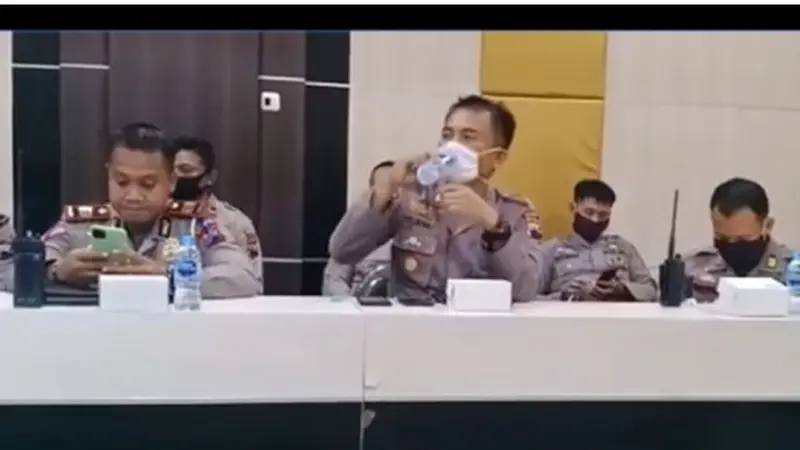 Kocak, Polisi Ini Lupa Melepas Maskernya Saat Akan Minum