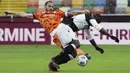 Bek Juventus, Leonardo Bonucci berusaha merebut bola dari pemain Udinese, Stefano Okaka pada pertandingan Liga Italia di di stadion Dacia Arena di Udine, Italia, Senin (3/5/2021). Juventus menang tipis atas Udinese 2-1. (Andrea Bressanutti/LaPresse via AP)