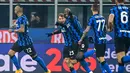 Gelandang Inter Milan, Nicolo Barella (tengah) melakukan selebrasi usai mencetak gol kedua timnya ke gawang Juventus dalam laga lanjutan Liga Italia Serie A 2020/21 pekan ke-18 di San Siro Stadium, Minggu (17/1/2021). Inter Milan menang 2-0 atas Juventus. (AFP/Miguel Medina)