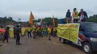Puluhan orang yang mewakili ahli waris Kesultanan Kutai Kartanegara mendatangi lokasi tambang batubara di Kecamatan Loa Kulu menuntut ganti rugi lahan yang belum tunas, Senin (9/1/2023).