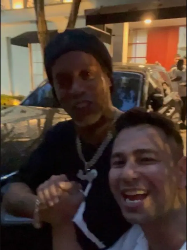 Pesepakbola legendaris Brasil, Ronaldinho, menyempatkan berkunjung ke rumah Raffi Ahmad di Andara, Jakarta Selatan (https://www.instagram.com/p/CfQknW1Pp9l/)