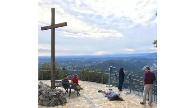 Kocak Banget, Ini 7 Potret Pose ‘Mati’ yang Dilakukan Wanita Di Tempat Wisata