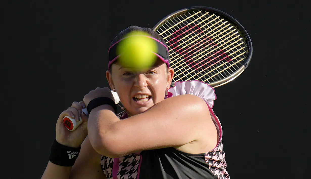 Petenis Latvia, Jelena Ostapenko berusaha mengembalikan bola menuju petenis Amerika Serikat, Madison Keys saat pertandingan tenis tunggal putri di turnamen tenis Eastbourne International di Eastbourne, Inggris pada Rabu, 22 Juni 2022. (AP/Kirsty Wigglesworth)