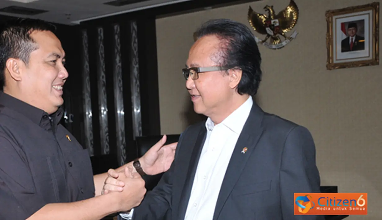 Citizen6, Jakarta: Menteri Kelautan dan Perikanan Sharif C Sutardjo menerima kunjungan Menteri PDT, Helmy Faishal Zaini di Gedung Kementerian Kelautan dan Perikanan, Jalan Merdeka Timur no. 16. Jakarta Pusat, Selasa (28/8). (Pengirim: Efrimal Bahri).