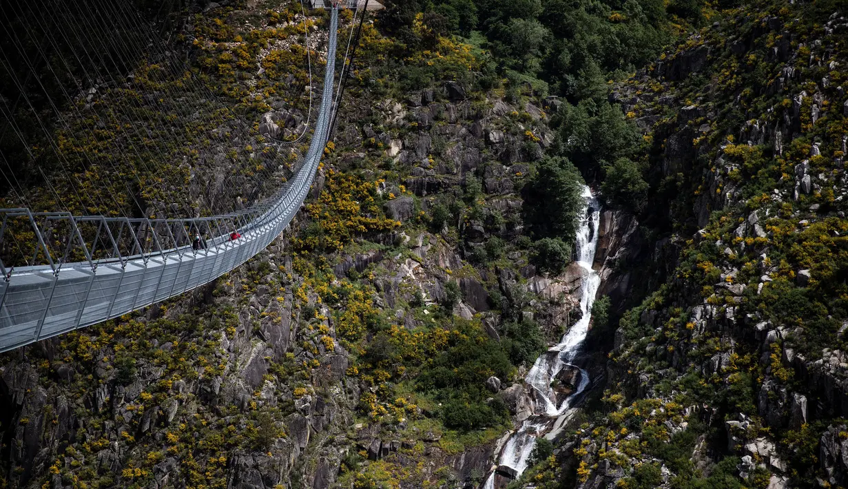 Pemandangan udara menunjukkan Jembatan 516 Arouca, jembatan gantung pejalan kaki terpanjang di dunia dengan panjang 516 meter dan tinggi 175 meter, di Arouca di Portugal utara (29/4/2021). (AFP/Carlos Costa)