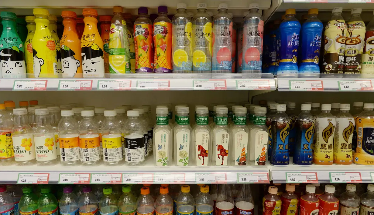 Deretan produk minuman yang kosong dijual di Supermarket Xuzhen, Shanghai, China (13/4). Proyek ini memulai debutnya pada 2007 dan telah berada di acara di beberapa museum di seluruh dunia. (Reuters/Stringer)