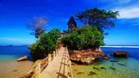 Malang tak hanya terkenal dengan Jatim Park maupun wisata batu-nya, Pantai Balekambang menjadi salah satu yang patut kamu kunjungi