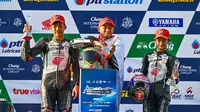 Pembalap binaan AHM Decksa Almer Alfarezel (tengah) berhasil meraih double podium tertinggi pada ajang Thailand Talent Cup (TTC) 2023 seri ketiga yang diselenggarakan di Chang International Circuit, Buriram, Thailand (3-4/6). (Dokumentasi Astra Honda)