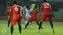 Gelandang Timnas Indonesia U-22, Hanif Abdurrauf Sjahbandi (kedua kiri) berebut bola dengan Rohit Chand (Persija) saat laga uji coba di Stadion Patriot Candrabhaga, Bekasi, Rabu (5/4). Laga berakhir imbang 0-0. (Liputan6.com/Helmi Fithriansyah)