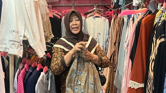 Marni Made (60) Pemilik Toko Pakaian Muslim di Pasar Cileungsi