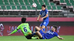 Pemain Jeonbuk Hyundai Motors berebut bola dengan pemain Suwon Samsung Blue Wings pada laga K-League Korea Selatan di Jeonju World Cup Stadium, Jeonju, Jumat (8/5/2020). Jeonbuk Hyundai Motors menang 1-0 atas Suwon Samsung Blue Wings. (AFP/Jung Yeon-Je)