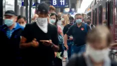 Penumpang berjalan di sepanjang peron di stasiun kereta utama di Frankfurt, Jerman, Jumat (14/8/2020). Mengenakan masker untuk melindungi diri dari corona Covid-19 adalah kewajiban di transportasi umum di Jerman. (AP Photo/Michael Probst)