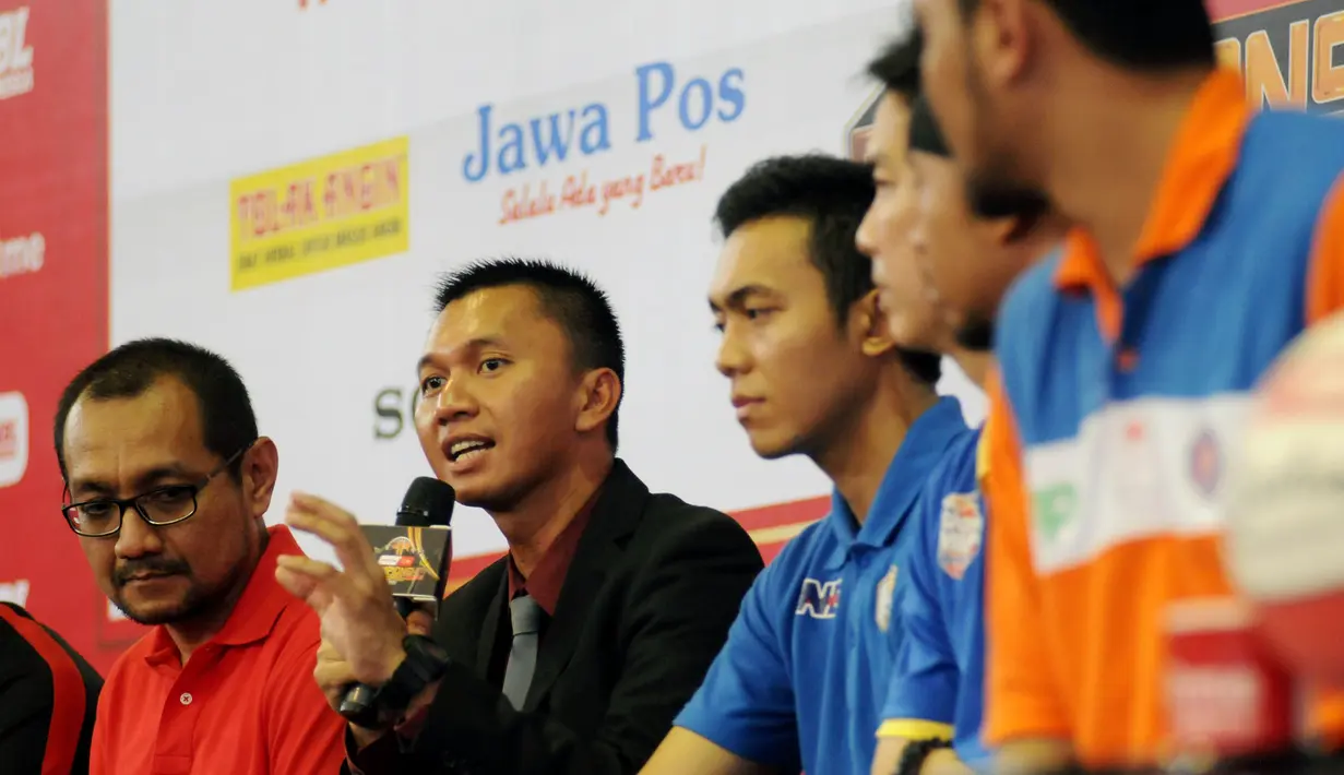 Commissioner NBL Indonesia, Azrul Ananda (kedua kiri) memberikan sejumlah keterangan saat jumpa pers jelang bergulirnya IndiHome National Basketball League (NBL) Championship Series 2015 di Jakarta, Jumat (1/5/2015). (Liputan6.com/Helmi Fithriansyah)