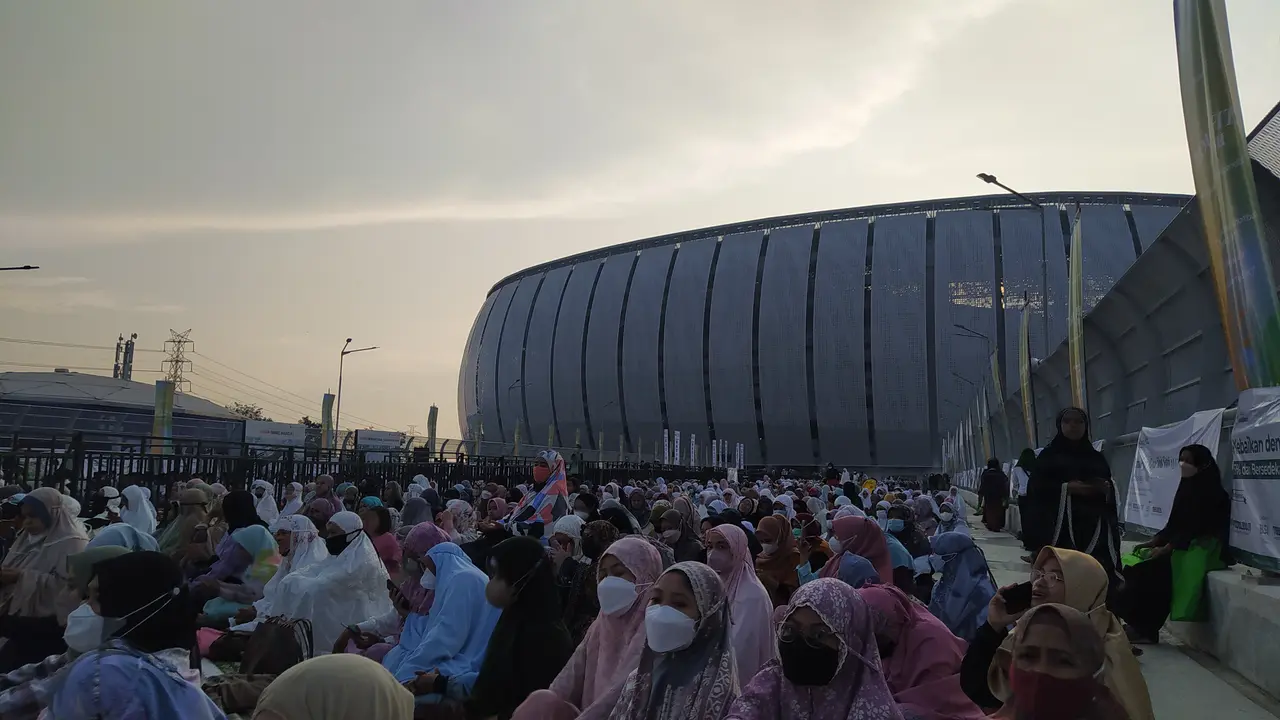 Masyarakat melaksanakan salat Idul Fitri 1443 Hijiriah di Jakarta International Stadium (JIS), Senin (2/5/2022) pagi (Liputan6.com/Ika Defianti)