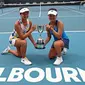 Alexandra Eala dari Filipina (kiri) dan Priska Madelyn Nugroho dari Indonesia berpose dengan piala usai mengalahkan Ziva Falkner (Slovenia)/Matilda Mutavdzic (Inggris) pada final Australia Terbuka Junior 2020 di Melbourne, Jumat (31/1/2020). Priska/Alexandra menang 6-1, 6-2. (AP/Dita Alangkara)