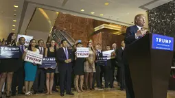 Calon presiden AS, Donald Trump (depan) berpidato didampingi Ketua DPR RI Setya Novanto pada konferensi pers terkait pencalonan Trump di Trump Tower, Manhattan di New York, Kamis (3/9/2015). (REUTERS/Lucas Jackson)